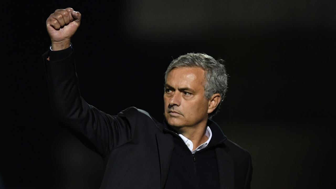 利物浦发角球期间 萨拉赫和亨德森聊了很久（利物浦角球时，萨拉赫与亨德森长时间交流）