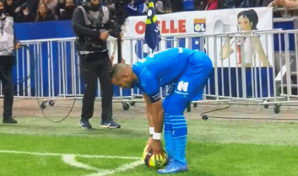 门德斯：萨福诺夫表现拯救了球队，为俱乐部创造历史感到自豪（门德斯：萨福诺夫力挽狂澜，我为俱乐部的历史性突破自豪）