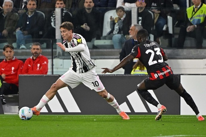 每体：巴塞罗那竞技后卫朗德里-法雷膝盖受伤，或将长期缺阵（每体：巴萨竞技后卫朗德里-法雷膝部受伤，恐长期缺席）