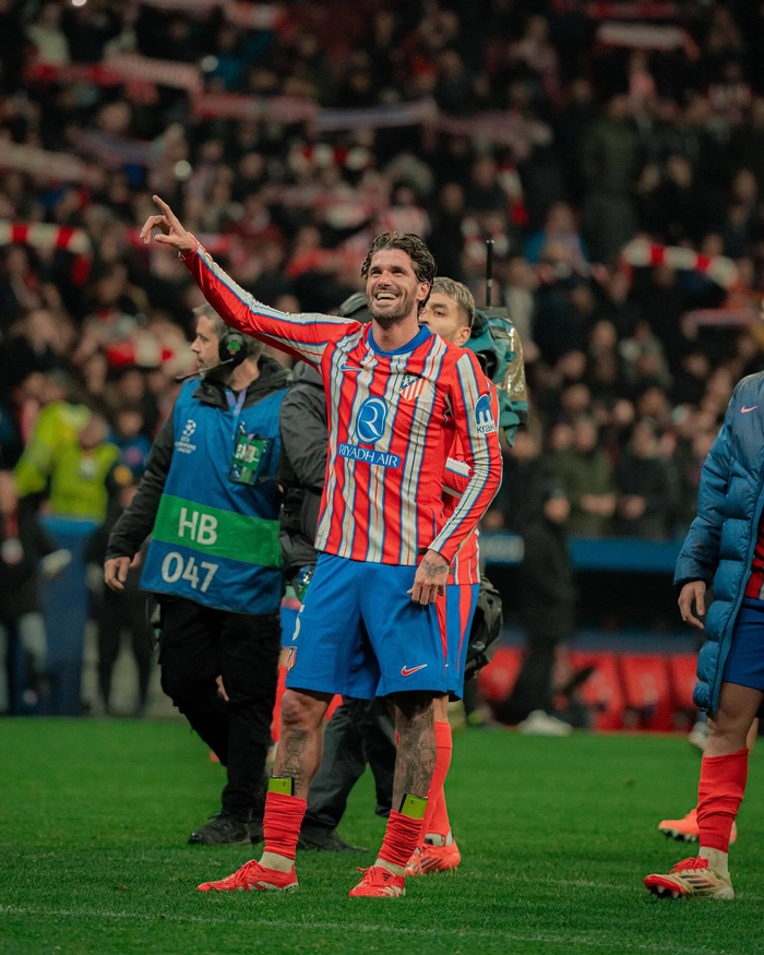 崩盘！利物浦3连败+3场丢10球，各赛事12场比赛狂输9场（溃败！利物浦三连败，近三战丢10球，近12场各项赛事输掉9场）