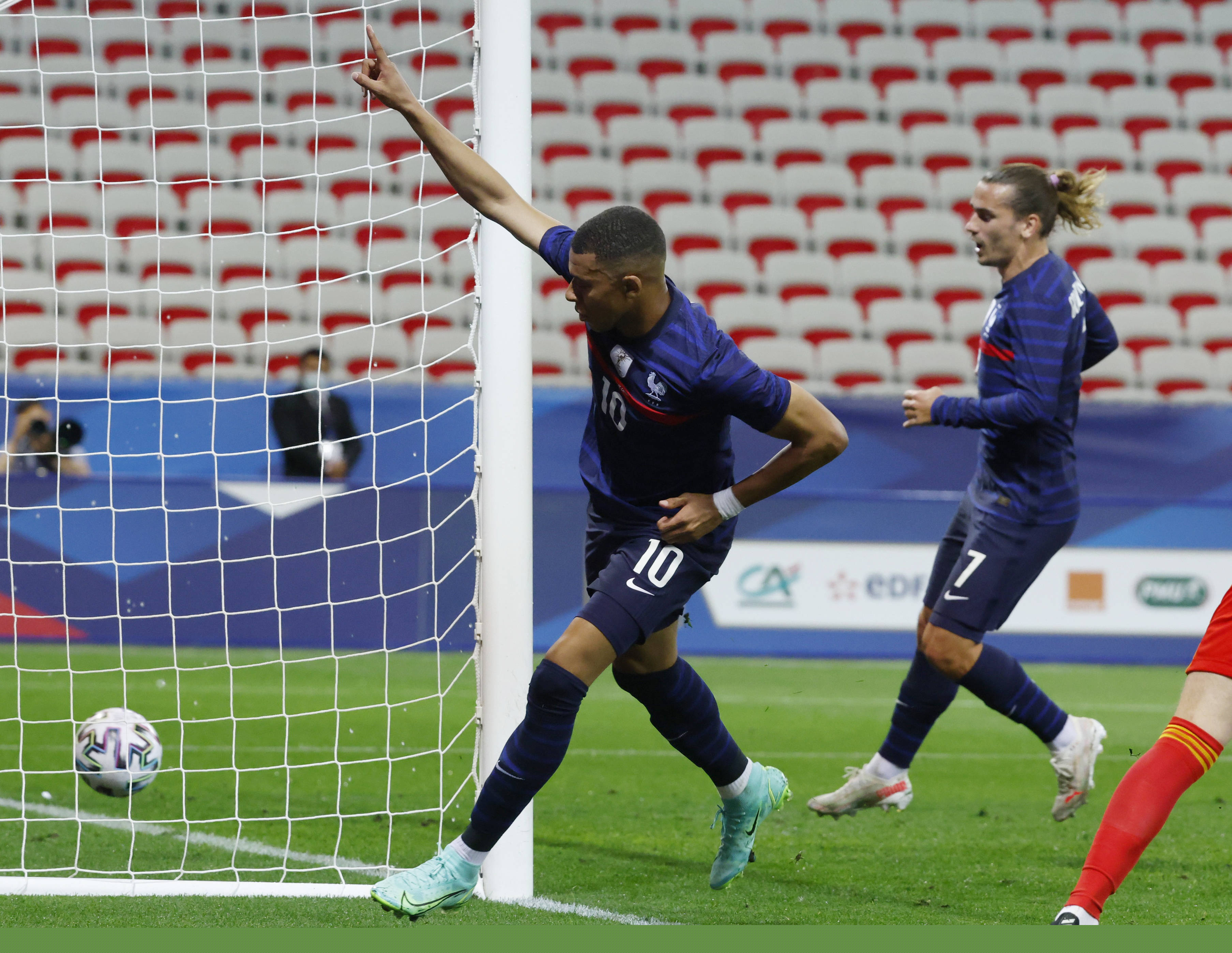 卢克巴：我和劳姆是更衣室的DJ，希望能在对阵不莱梅时复出（卢克巴：和劳姆负责更衣室音乐，力争对阵不莱梅复出）