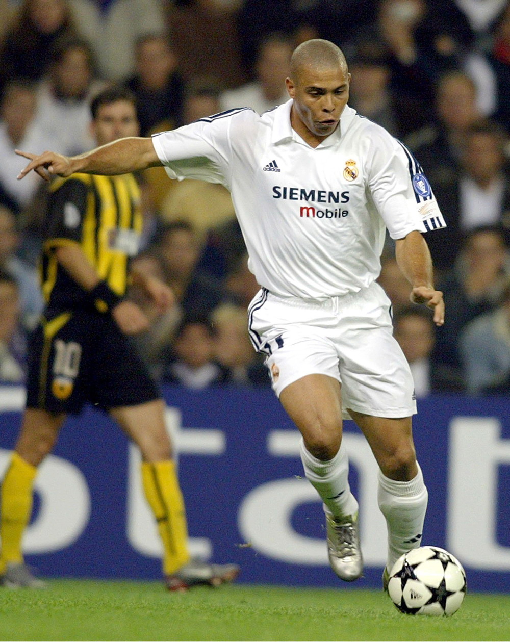 师徒重聚，阿隆索与维尔茨赛后拥抱致意，后者赠出比赛球衣（赛后再续师徒情：阿隆索与维尔茨相拥致意，维尔茨赠出比赛球衣）