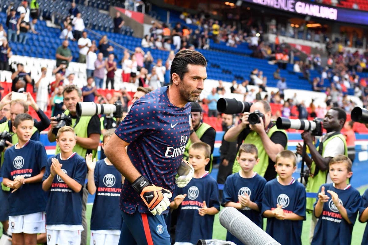 山东男篮险胜北京男篮，以4分优势晋级八强，双方激烈争夺，关键球员表现突出。（鏖战四节，山东男篮4分险胜北京晋级八强，关键球员发挥抢眼）