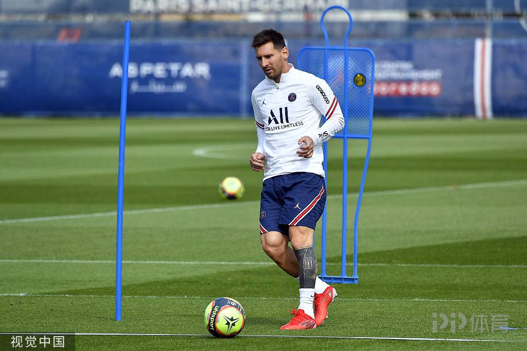 巴黎加冕年度“六冠王”，七战六冠独缺世俱杯（巴黎豪夺年度六冠，七项赛事唯世俱杯未能登顶）